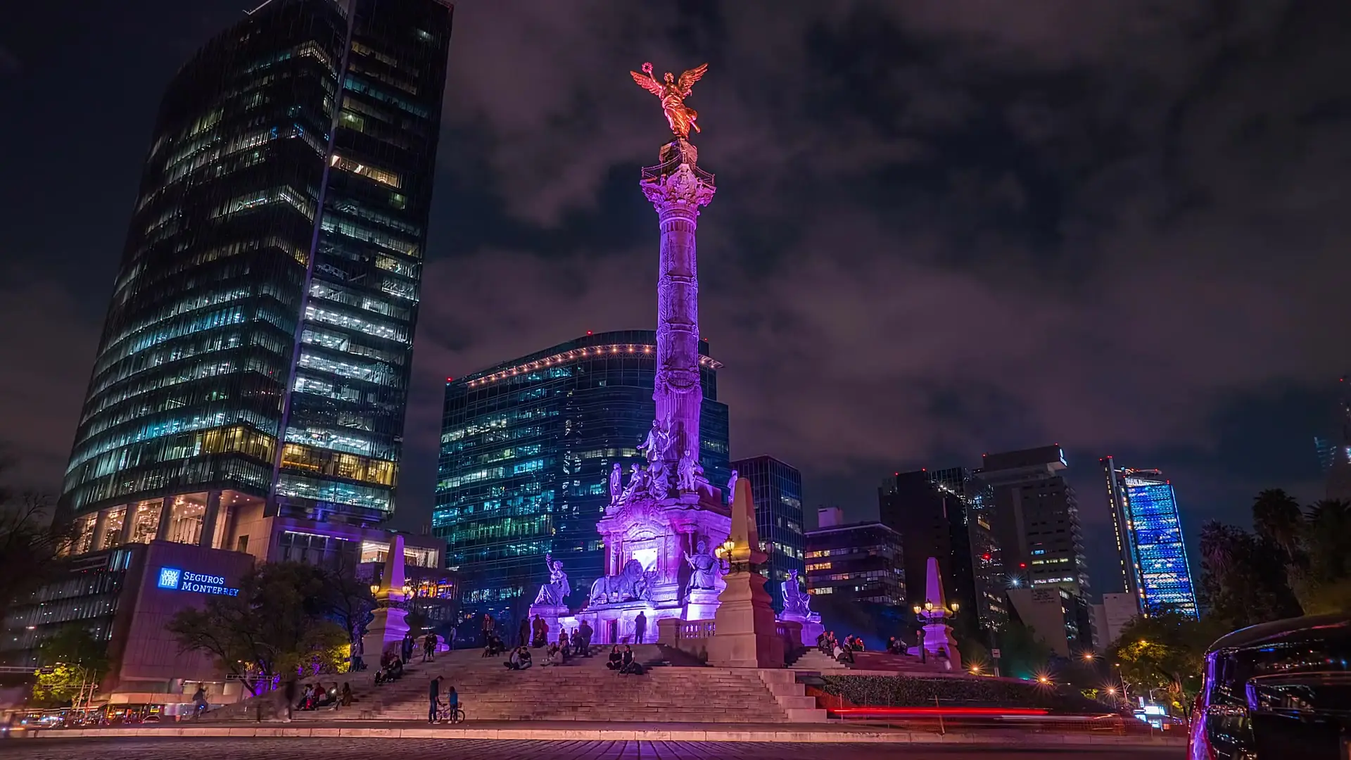 The Angel of Independence illuminated at night on Paseo de la Reforma