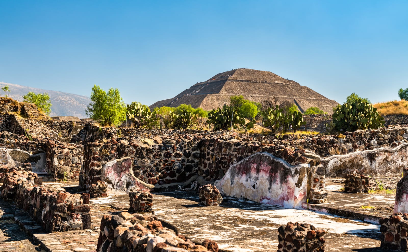 Ruins with mural fragments in front of the Pyramid of the Sun